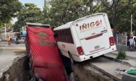 ENORME SOCAVÓN EN GUADALAJARA «SE TRAGA» TRES VEHÍCULOS