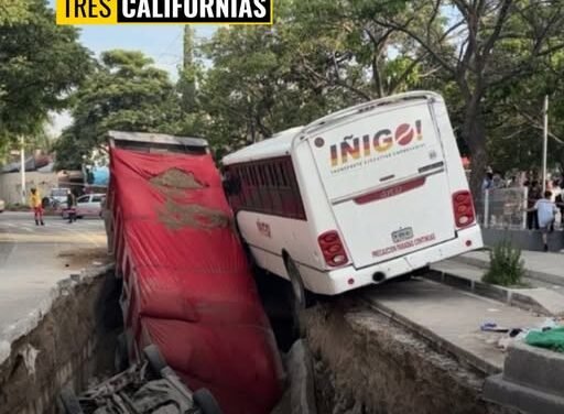 ENORME SOCAVÓN EN GUADALAJARA «SE TRAGA» TRES VEHÍCULOS