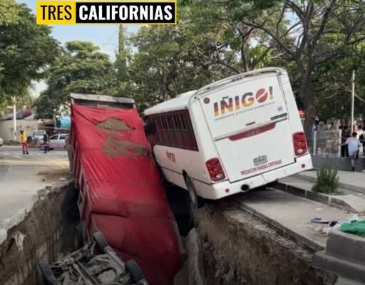 ENORME SOCAVÓN EN GUADALAJARA «SE TRAGA» TRES VEHÍCULOS
