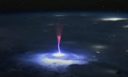MISTERIOSO RAYO ROJO SOBRE MÉXICO CAPTADO POR LA NASA