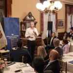 CALIFORNIA IMPULSA INICIATIVA PARA APOYAR A NIÑOS Y HOMBRES JÓVENES