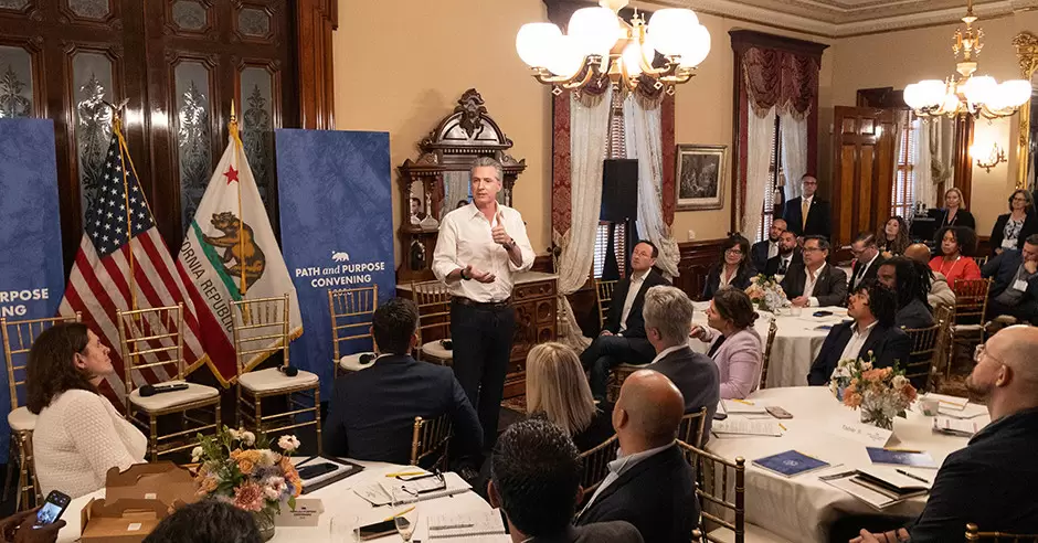 CALIFORNIA IMPULSA INICIATIVA PARA APOYAR A NIÑOS Y HOMBRES JÓVENES